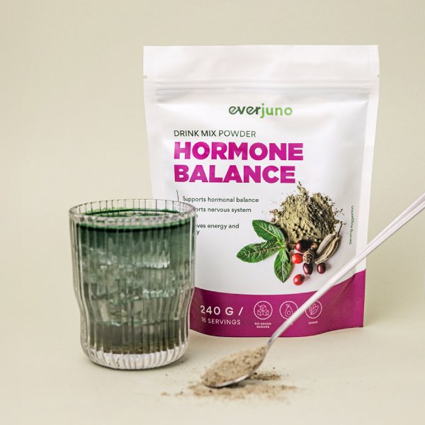 hormonų balanso mišinyio pakuotė su stikline jau išmaišyto mišinio šone
